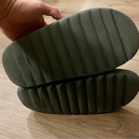 Yeezy Slides “Mineral Slate” ID2349 used with box 📦 size 11 - Picture 5 of 7
